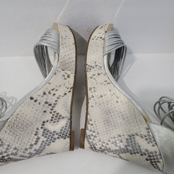 NEW ELAINE TURNER Women's Wedges Strappy Sandals Sz 10 Silver Comfy - Picture 6 of 12